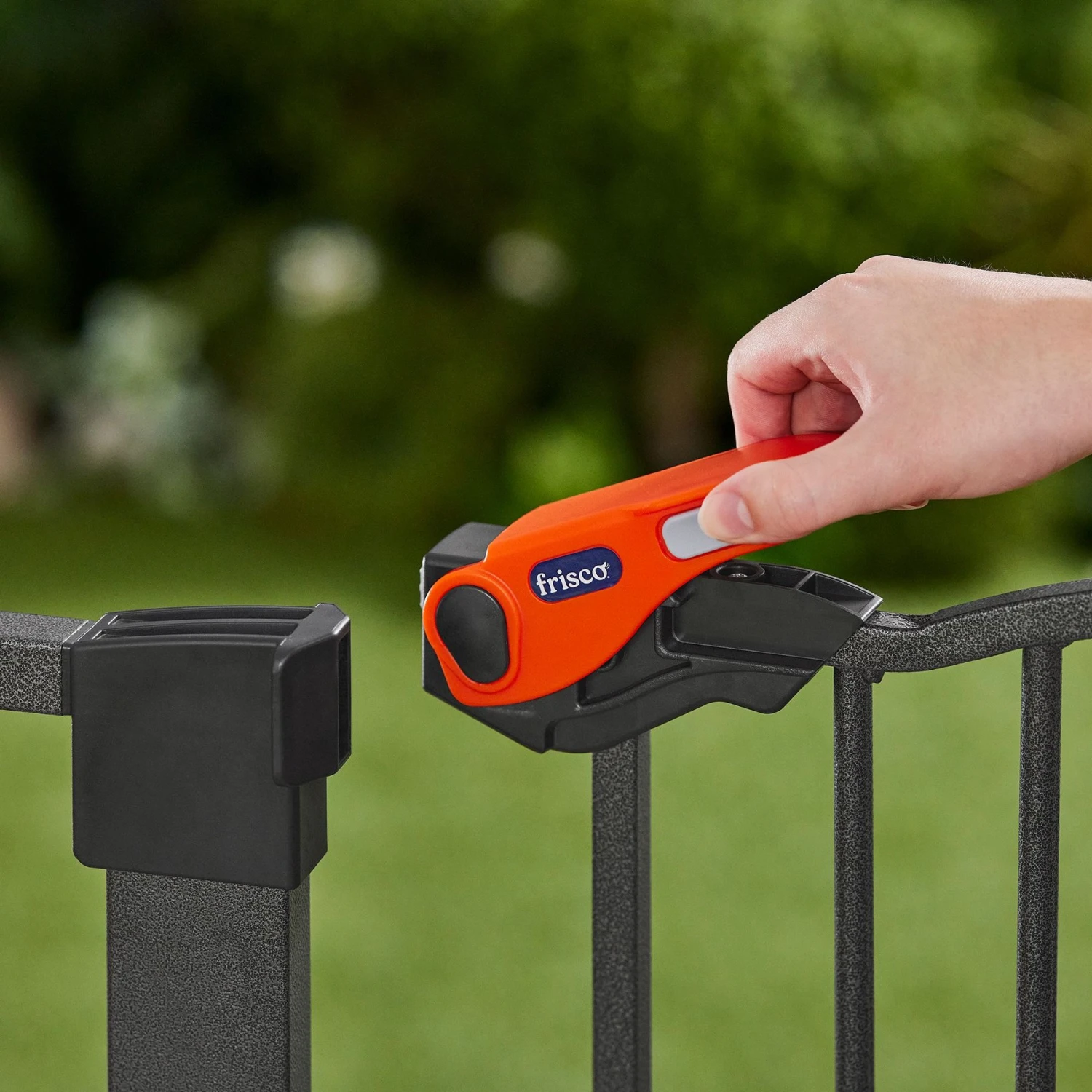 Frisco Outdoor Steel Arch Extra Tall Auto-Close Dog Gate - Image 4